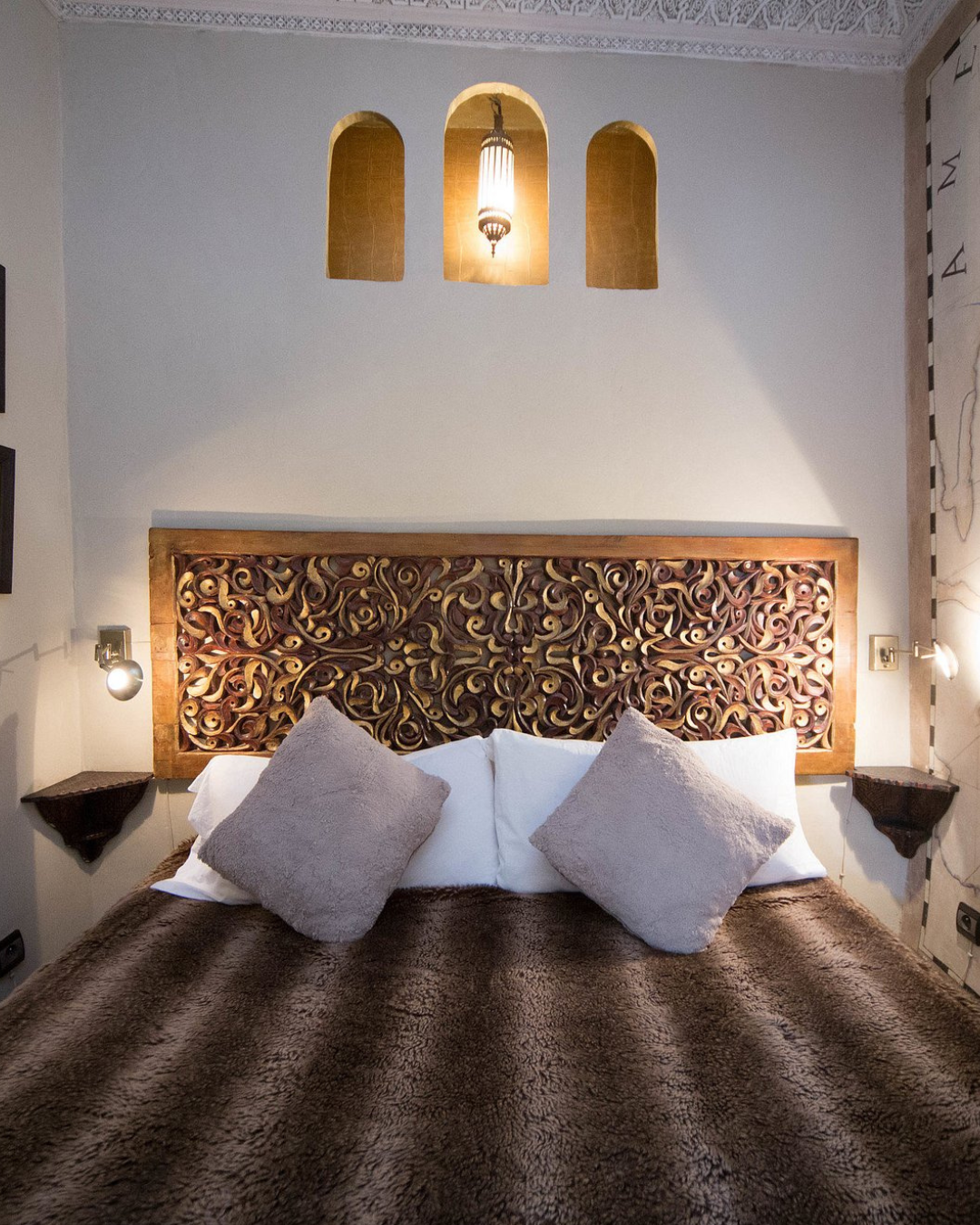 Chambre Premium Mapas du Riad Aguaviva à Marrakech – suite spacieuse à la décoration marocaine et aux tons chaleureux