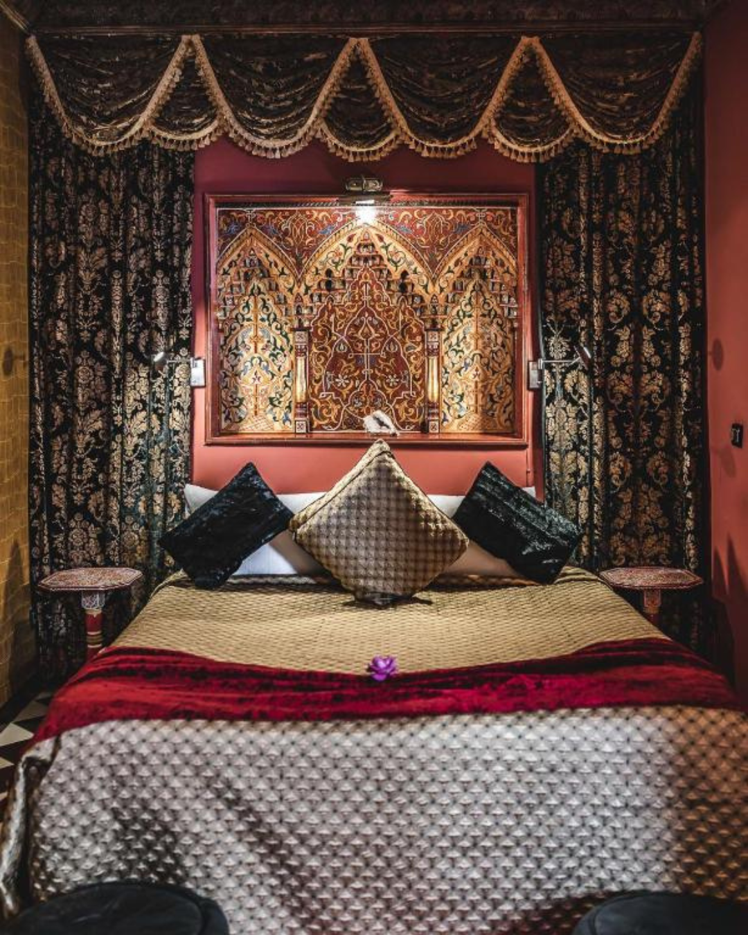 Chambre Premium Sultan du Riad Aguaviva à Marrakech – suite luxueuse à la décoration orientale et ambiance royale